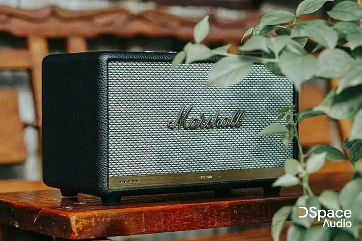 Marshall Acton 2 trang bị hệ thống 3 loa 2 đường tiếng gồm 1 woofer 101,6mm công suất 30W và 2 tweeter 19mm công suất 15W mỗi chiếc, sử dụng ampli Class D cho tổng công suất lên tới 60W RMS. Thiết kế thùng loa hở (bass-reflex) giúp âm bass mạnh mẽ, lực đánh tốt, đồng thời giữ được sự cân bằng và sạch sẽ ở dải trầm, tạo cảm giác âm thanh “lớn hơn nhiều” so với kích thước thực tế của loa.