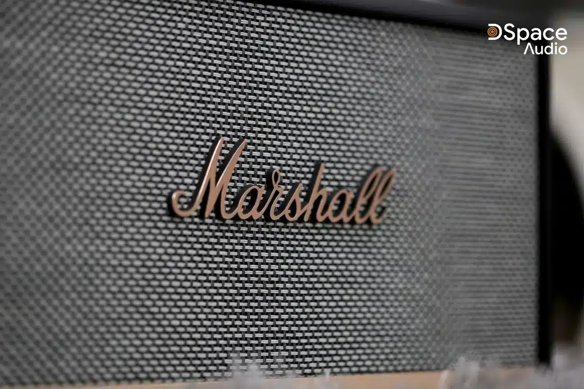Với kích thước 350 x 195 x 185 mm, Marshall Stanmore 2 chắc chắn không phải một chiếc loa cỡ nhỏ. Nó có thể dễ dàng lấp đầy 1 căn phòng cỡ lớn nhờ các loa phụ và loa cao kép được giấu sau lưới tản nhiệt bằng kim loại. Giống với những chiếc amplifier khủng lồ nhà Marshall, logo của hãng được mạ vàng, đặt chỉnh giữa, nổi bật trên lớp lưới tản nhiệt ở mặt trước.