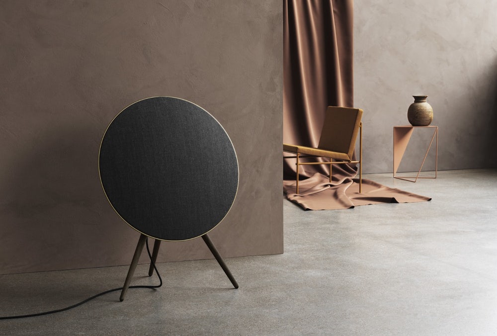 Một trong những nét đặc trưng nhất của Beoplay A9 MK4 là khả năng thay đổi diện mạo tùy thuộc vào màu sắc lớp vỏ bọc và chân đế được lựa chọn mua kèm