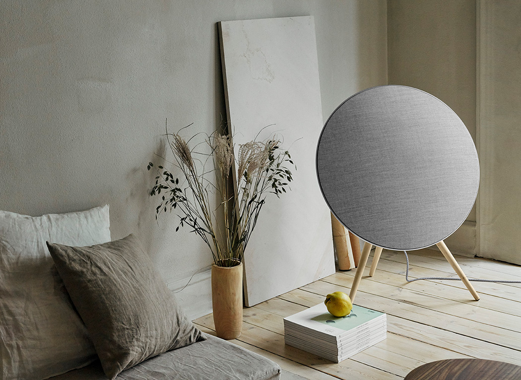 Beoplay A9 MK4 có kích thước khá lớn, 70.1 x 21.3 cm