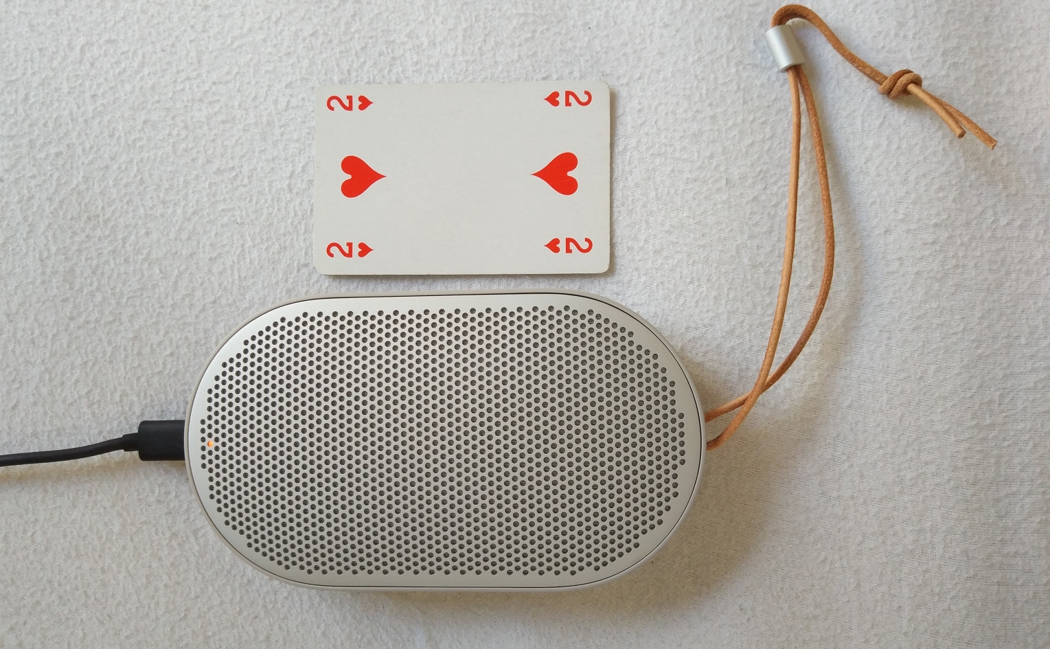 loa B&O Beoplay P2 B&O Beoplay P2 đã lựa chọn thiết kế cổng sạc là cổng USB-C