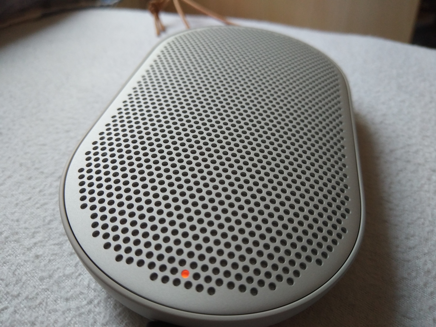 loa B&O Beoplay P2 Trái ngược với vẻ ngoài nhỏ nhắn, loa B&O Beoplay P2 cho chất âm thực sự ấn tượng