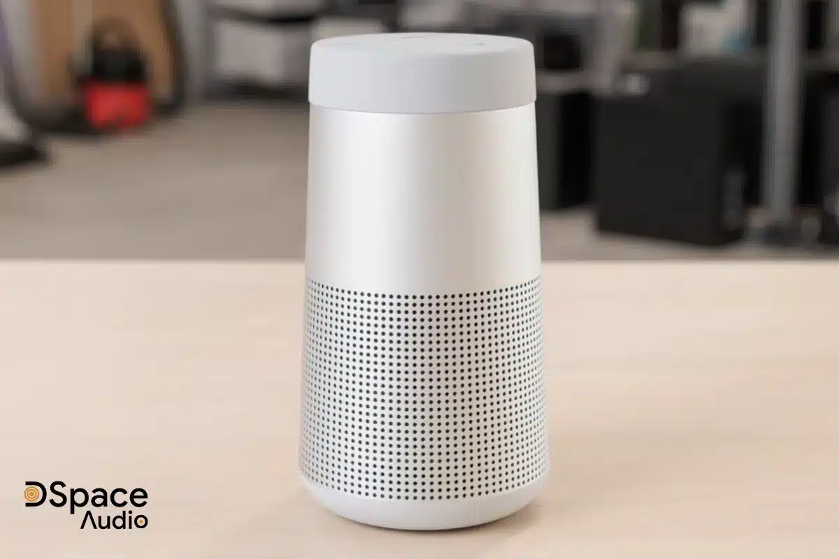 SoundLink Revolve sở hữu thiết kế hình trụ tròn, vỏ ngoài làm từ nhôm và nhựa cao cấp, kết hợp với phần đế cao su chống trượt. Kích thước nhỏ gọn (15,2 cm chiều cao x 8,2 cm đường kính), trọng lượng chỉ 0,66 kg, giúp bạn dễ dàng mang theo đến bất cứ đâu mà không lo cồng kềnh. Thiết kế này không chỉ mang lại vẻ ngoài sang trọng mà còn đảm bảo độ bền bỉ, chịu được va đập nhẹ trong quá trình di chuyển.