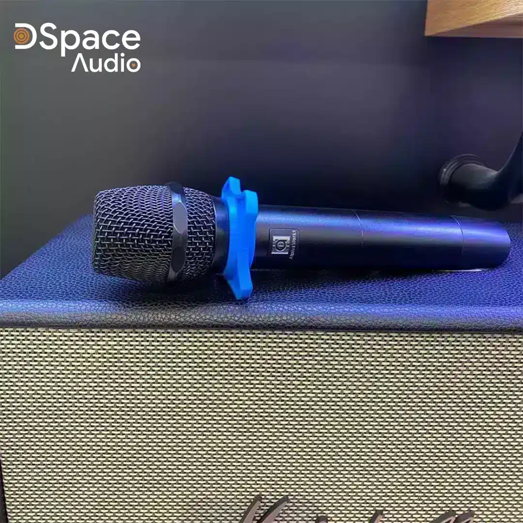 ALPHA WORKS A1 là dòng mic karaoke không dây được chế tạo bằng kim loại được phủ thêm lớp nano tĩnh điện trên bề mặt để chống rò rỉ điện và chống bám bụi bẩn trong suốt quá trình sử dụng.