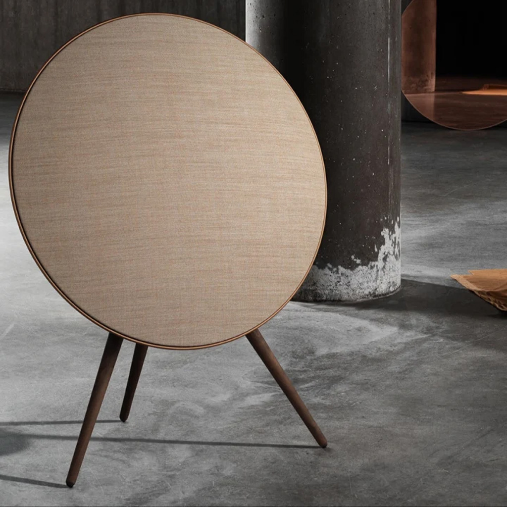 Một điểm đặc biệt nữa là bảng điều khiển của B&O Beoplay A9 MK4 được trang bị khả năng cảm ứng