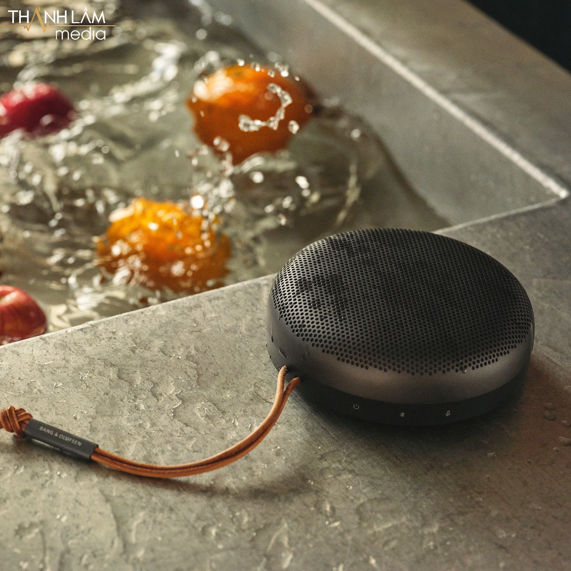 Loa B&O Beosound A1 gen 2 được chứng nhận chống nước chuẩn IP67 khiến nó phù hợp để sử dụng ngoài trời