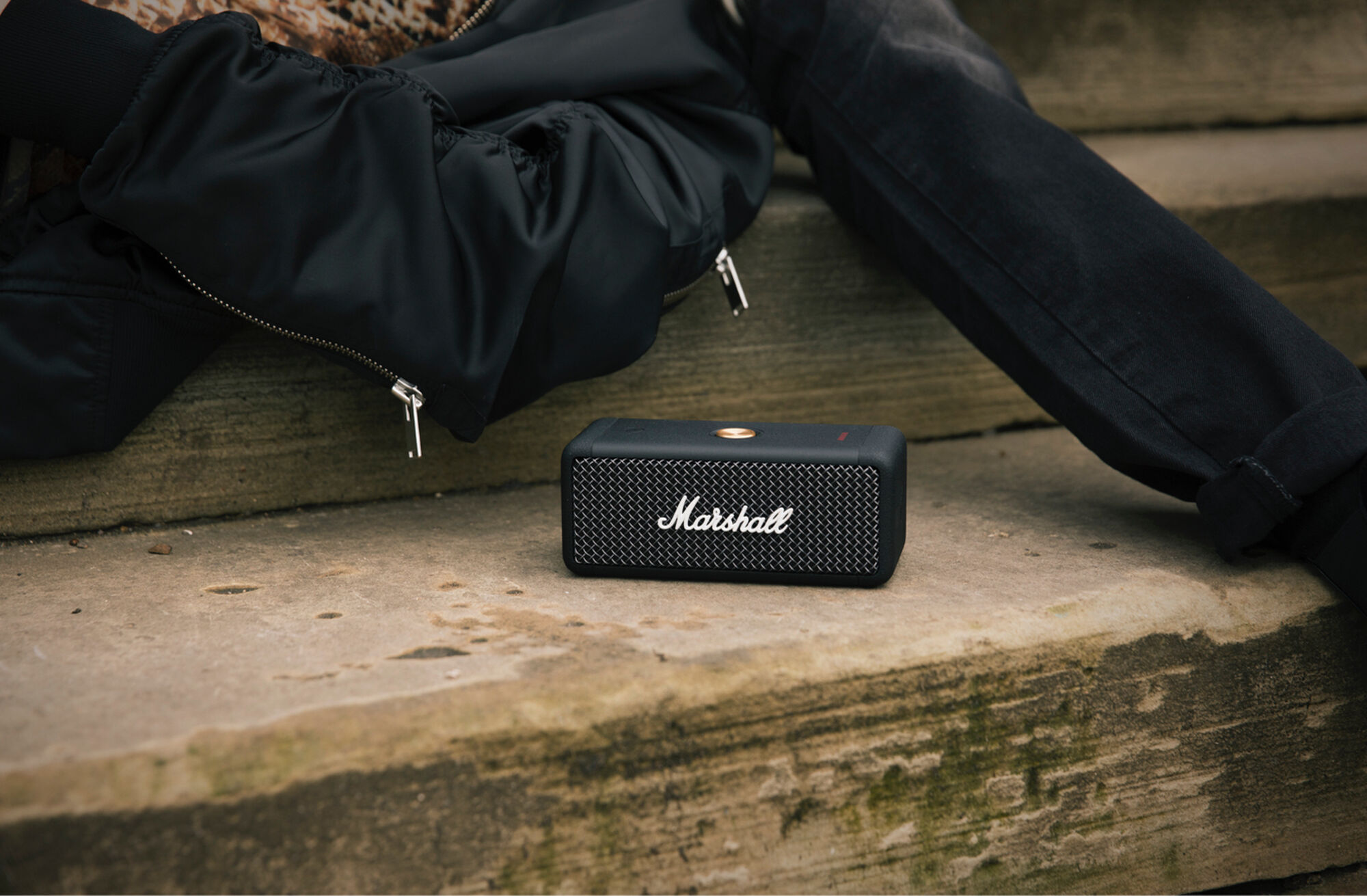 Marshall Emberton là mẫu loa Bluetooth di động nhỏ gọn, bền bỉ, đậm chất vintage, mang đến chất âm mộc mạc, tự nhiên, trung âm nổi bật, bass gọn gàng và treble sáng nhẹ.