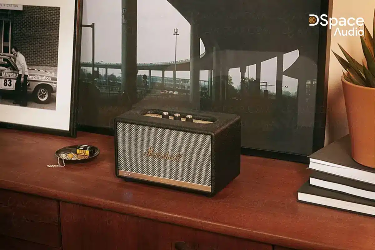 Acton II Voice giữ trọn tinh thần Marshall với kiểu dáng hộp vuông vắn, bọc da vinyl cao cấp, logo Marshall kim loại sáng bóng và các chi tiết kim loại mạ vàng sang trọng.