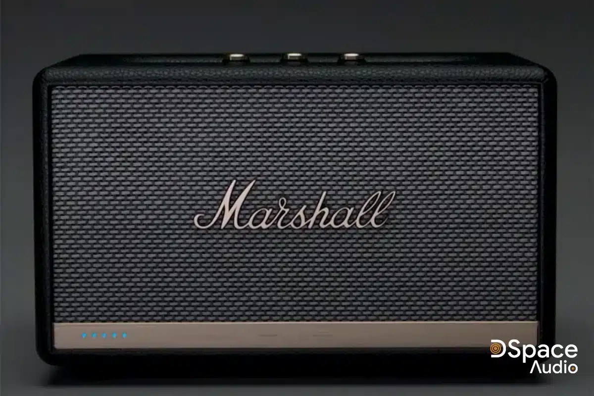 Marshall Acton II Voice with Amazon Alexa là mẫu loa thông minh để bàn thế hệ mới, kết hợp hoàn hảo giữa phong cách thiết kế vintage đặc trưng của Marshall và công nghệ điều khiển giọng nói hiện đại.