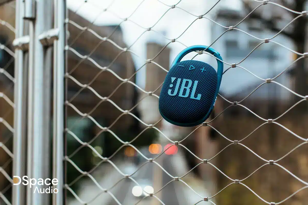 Loa JBL Clip 4 với thiết kế móc treo độc đáo