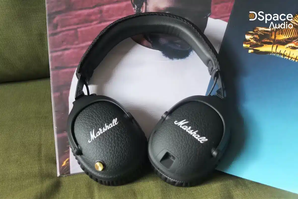Marshall Monitor II A.N.C được thiết kế với tông màu đen chủ đạo và làm bằng chất liệu da rất sang trọng, lịch sự. Marshall Monitor II A.N.C được thiết kế với tông màu đen chủ đạo không quá khác so với những phiên bản trước. Nút điều khiển trên tai nghe được mạ vàng với chức năng dừng, phát nhạc và từ chối hay chấp nhận cuộc gọi.  Dòng chữ Marshall trên tai nghe có màu trắng nổi bật trên nền da đen cùng nét chữ thanh mảnh, uốn lượn tạo nên vẻ tinh tế, hài hòa.