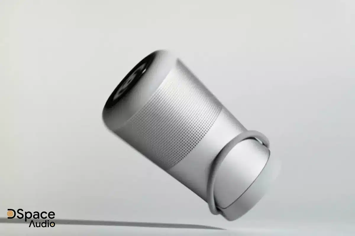 SoundLink Revolve+ II hỗ trợ kết nối Bluetooth 4.2, cho phép bạn kết nối với smartphone, tablet, laptop một cách nhanh chóng và ổn định trong phạm vi lên đến 9–10 mét (theo thông số chính hãng), tuy nhiên trên thực tế, phạm vi có thể lên đến 30 feet (khoảng 9 mét) nếu không có vật cản.