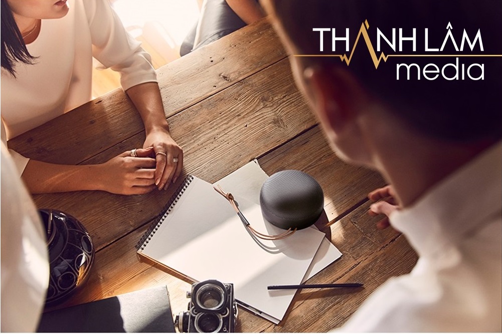 Tính năng điều khiển bằng giọng nói là một trong những ưu điểm vượt trội của Beosound A1 Gen 2