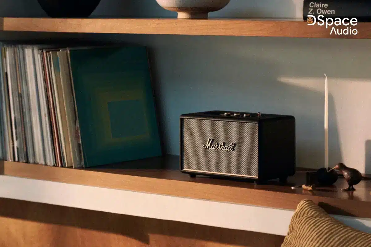 Marshall Acton III là thế hệ mới nhất trong dòng loa để bàn đình đám của Marshall, tiếp tục kế thừa tinh thần thiết kế đặc trưng lấy cảm hứng từ các ampli guitar huyền thoại thập niên 60s. Tuy nhiên, Acton III đã được tối giản một số chi tiết, mang lại cảm giác hiện đại, hợp thời hơn mà không mất đi chất “Marshall” vốn có.