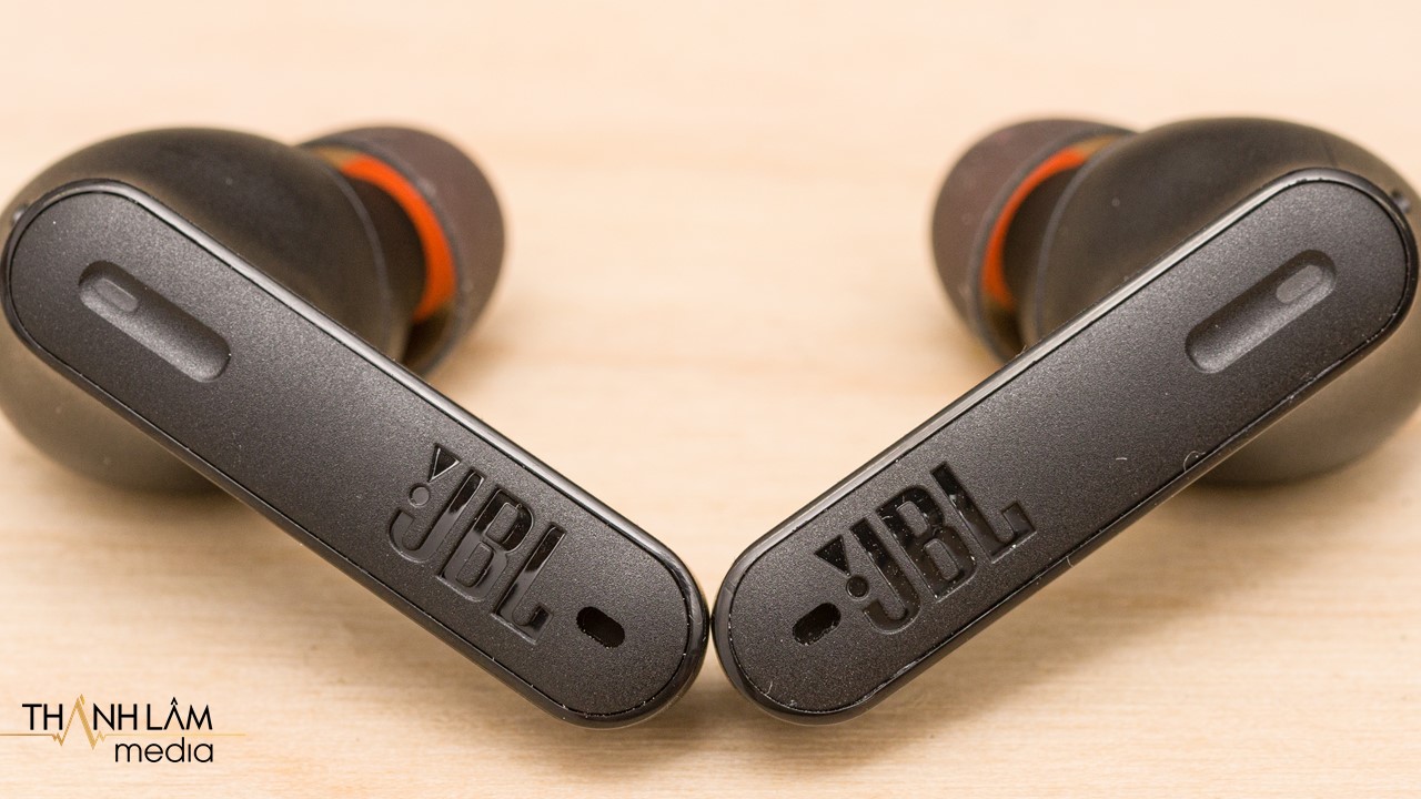 So sánh JBL Tune 230NC và Airpods Pro So sánh JBL Tune 230NC và Airpods Pro