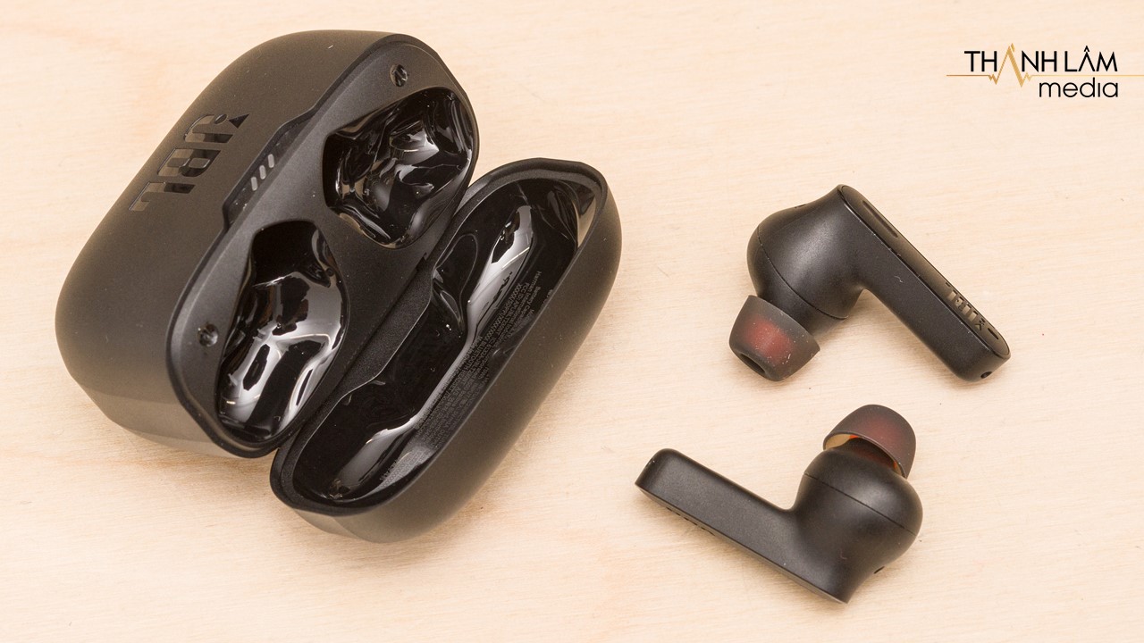 So sánh JBL Tune 230NC và Airpods Pro So sánh JBL Tune 230NC và Airpods Pro