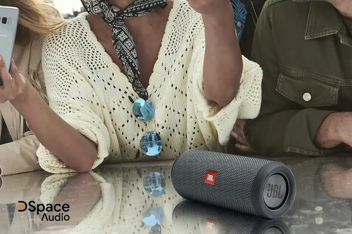 Loa JBL Flip Essential với khả năng kháng nước, chống bụi mạnh mẽ