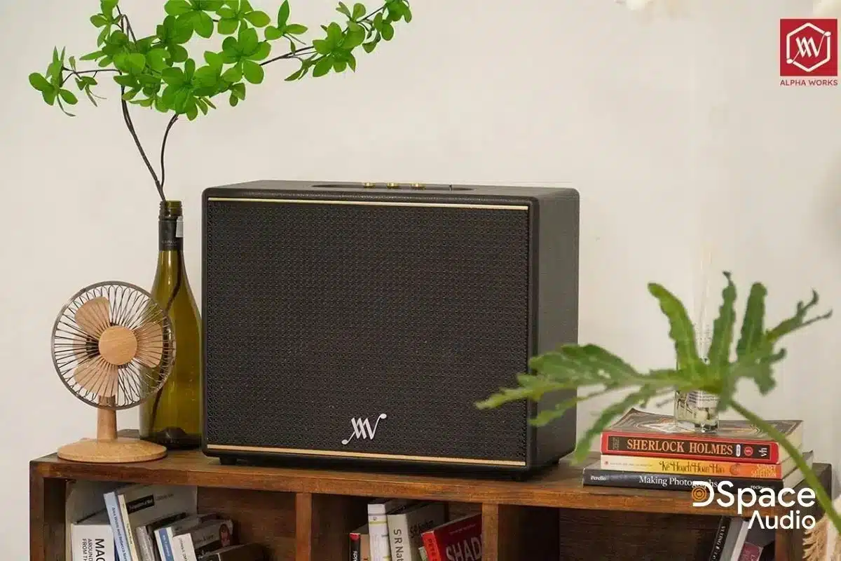 Alpha Works Classic V100 sở hữu kích thước khá lớn (405 x 321 x 195mm) so với model còn lại của Classic V series: V60 (280 x 175 x 160mm) và V80 (355 x 195 x 197mm).