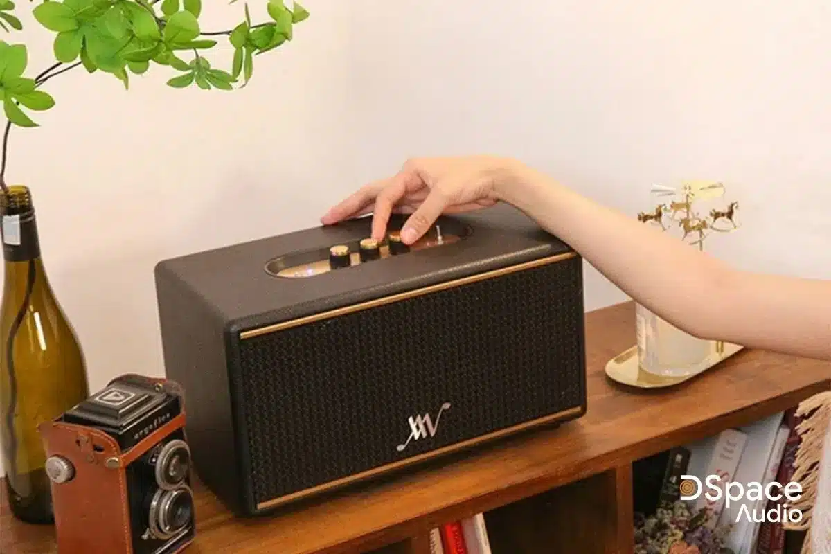 Alpha Works Classic V80 vẫn giữ nguyên kiểu dáng retro hoài cổ của Classic V series với 2 phiên bản màu Đen và Nâu. Loa có kích thước trung bình (355 x 195 x 187 mm) nằm giữa 2 model V60 (280 x 175 x 160mm) và V100 (405 x 321x 195 mm).