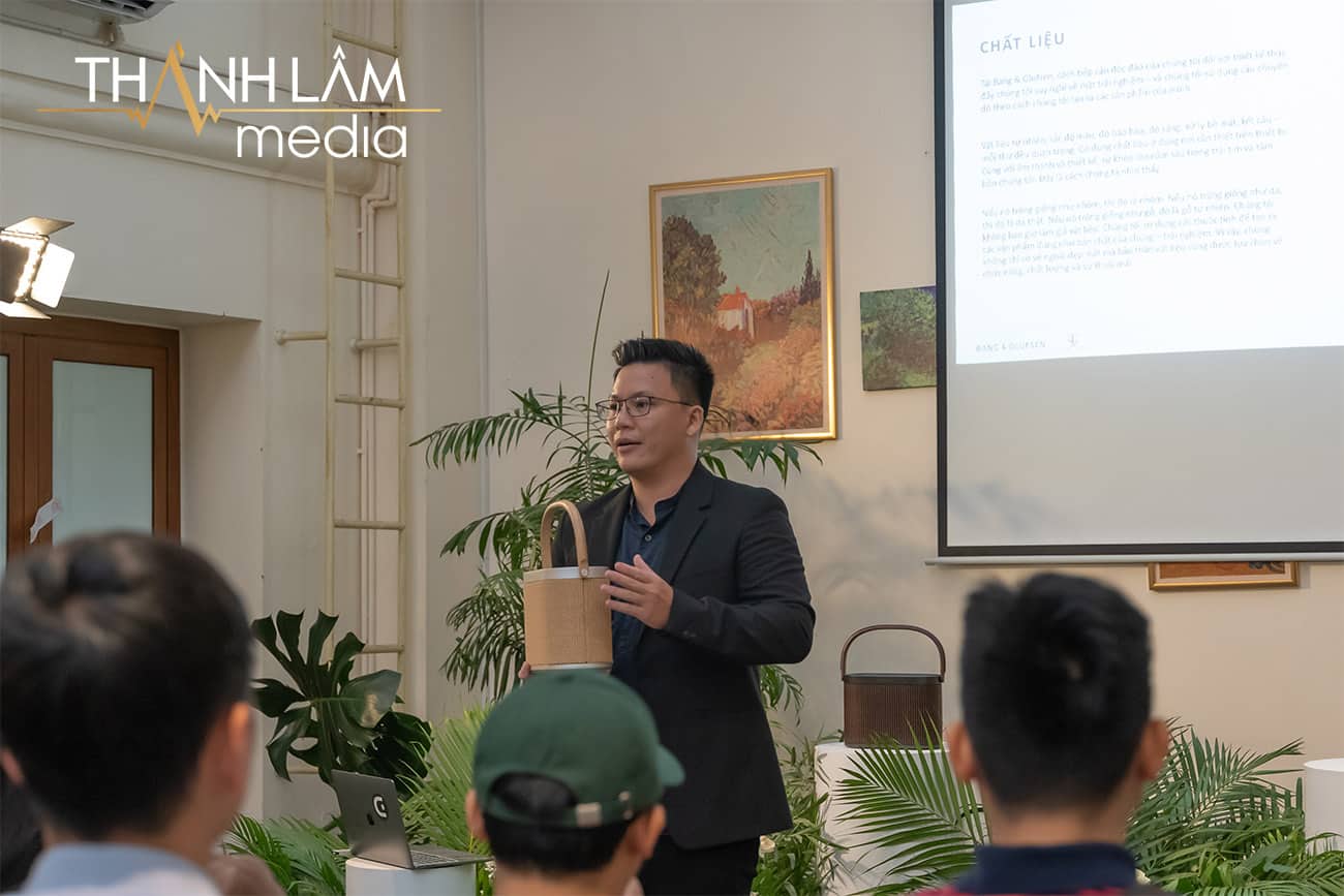 Đại diện Tam Sơn Việt Nam - đơn vị phân phối độc quyền thương hiệu Bang & Olufsen tại Việt Nam giới thiệu những công nghệ mới tích hợp trên Beosound A5.