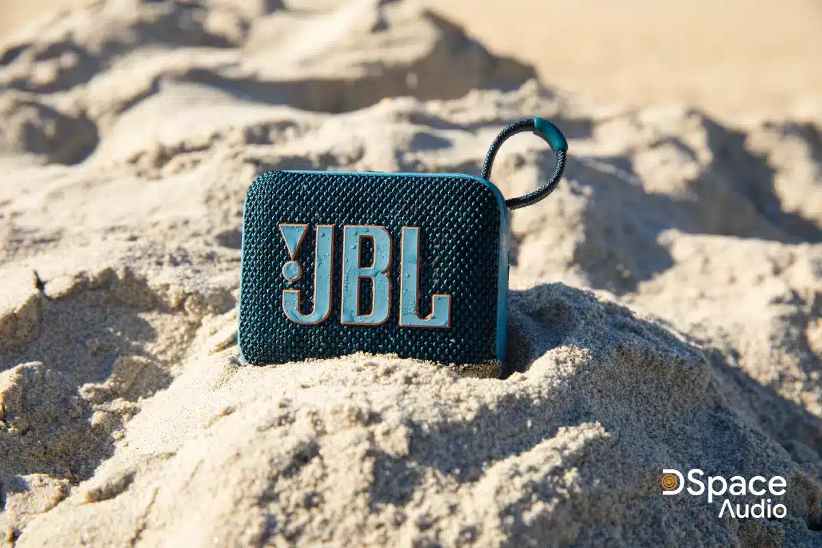 JBL Go 4 có thiết kế nhỏ gọn, dễ bỏ túi, treo ba lô khi di chuyển