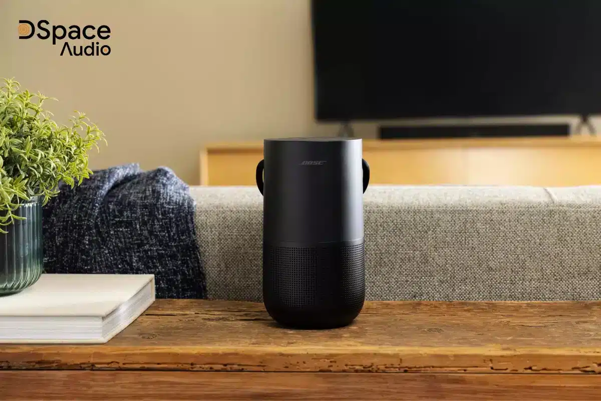 Bose Portable Home Speaker sở hữu thiết kế hình trụ tròn, vỏ ngoài làm từ nhôm, nhựa và silicon cao cấp, mang đến vẻ ngoài sang trọng và chắc chắn. Kích thước nhỏ gọn (cao khoảng 19,2 cm, đường kính 10,4–11,9 cm tùy nguồn), trọng lượng chỉ khoảng 1,06 kg, giúp bạn dễ dàng mang theo đến bất cứ đâu mà không lo cồng kềnh