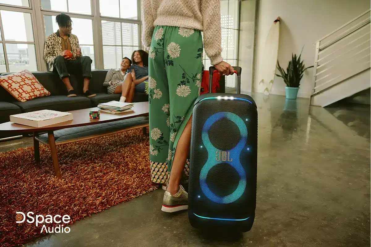 JBL Partybox 320 với tay cầm chắc chắn, bánh xe tích hợp dễ dàng di chuyển