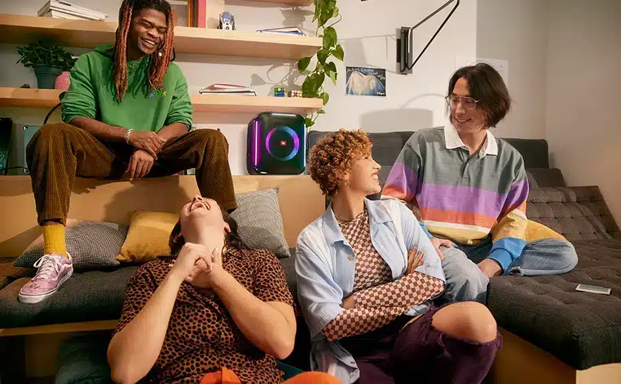 Mẫu loa bluetooth karaoke PartyBox Encore 2 mới này sử dụng pin có thể tháo rời với dung lượng lớn tương tự như các dòng loa JBL Xtreme 4 hay JBL PartyBox Club 120 và JBL PartyBox Stage 320, cho phép phát nhạc liên tục lên tới 15 giờ (thời gian phát nhạc thực tế có thể thay đổi tuỳ theo mức âm lượng phát cũng như thể loại nhạc), đảm bảo hoạt động bền bỉ trong các sự kiện kéo dài.