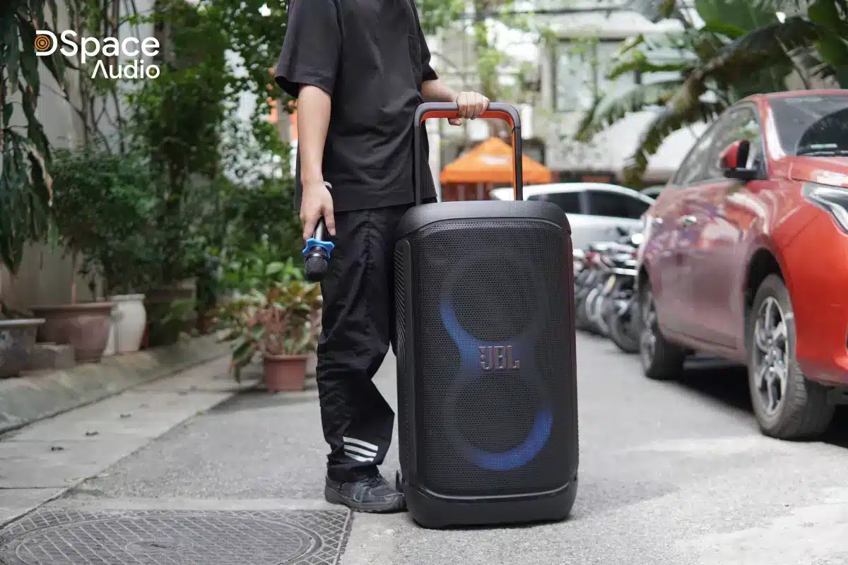JBL PartyBox 520 sở hữu công suất thực lên tới 400W, đủ sức “cân” mọi không gian từ phòng khách, sân vườn cho đến bãi biển hay công viên
