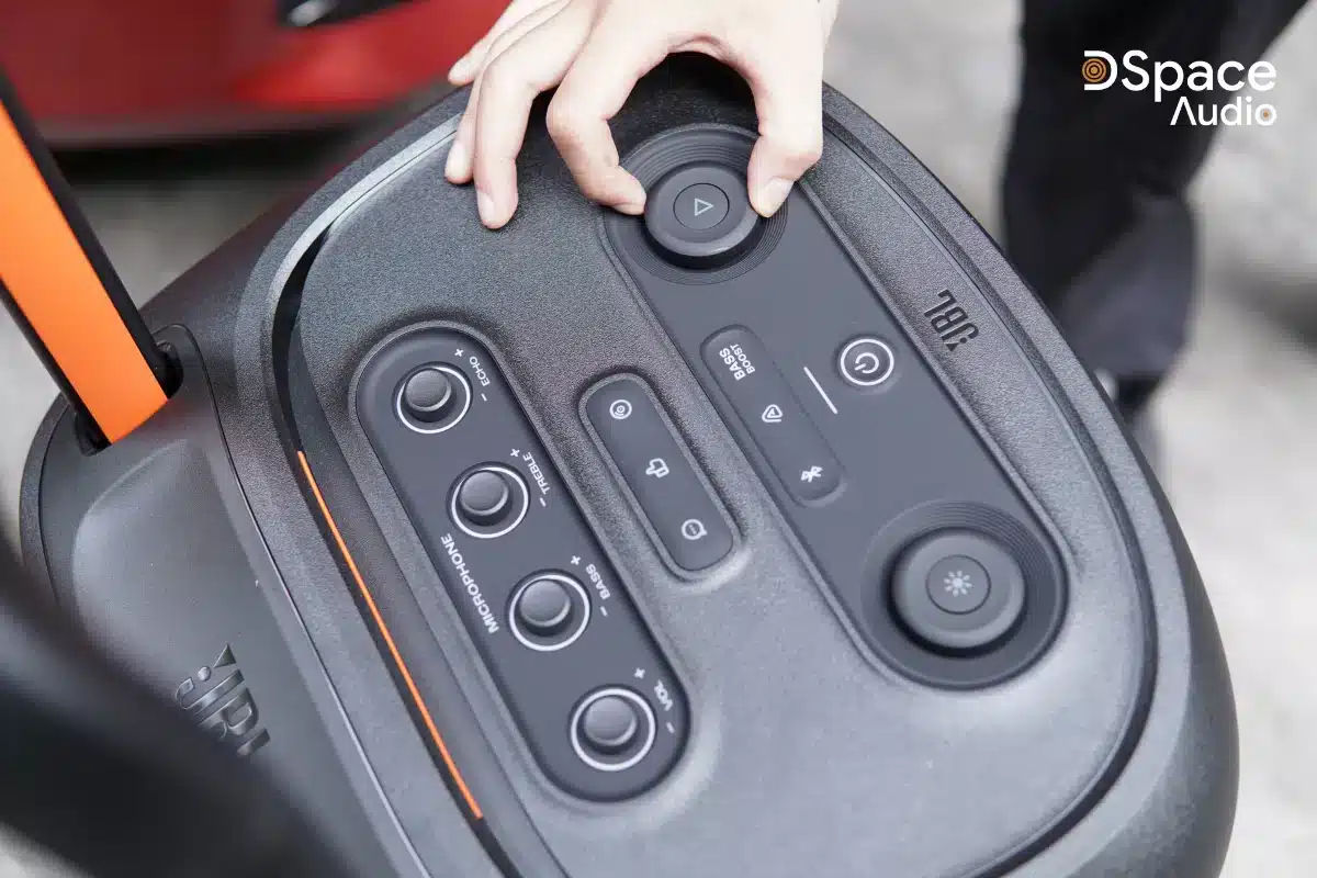 Bảng điều khiển của JBL PartyBox 520 được thiết kế trực quan và thân thiện với người dùng, giúp bạn dễ dàng thao tác dù là lần đầu trải nghiệm