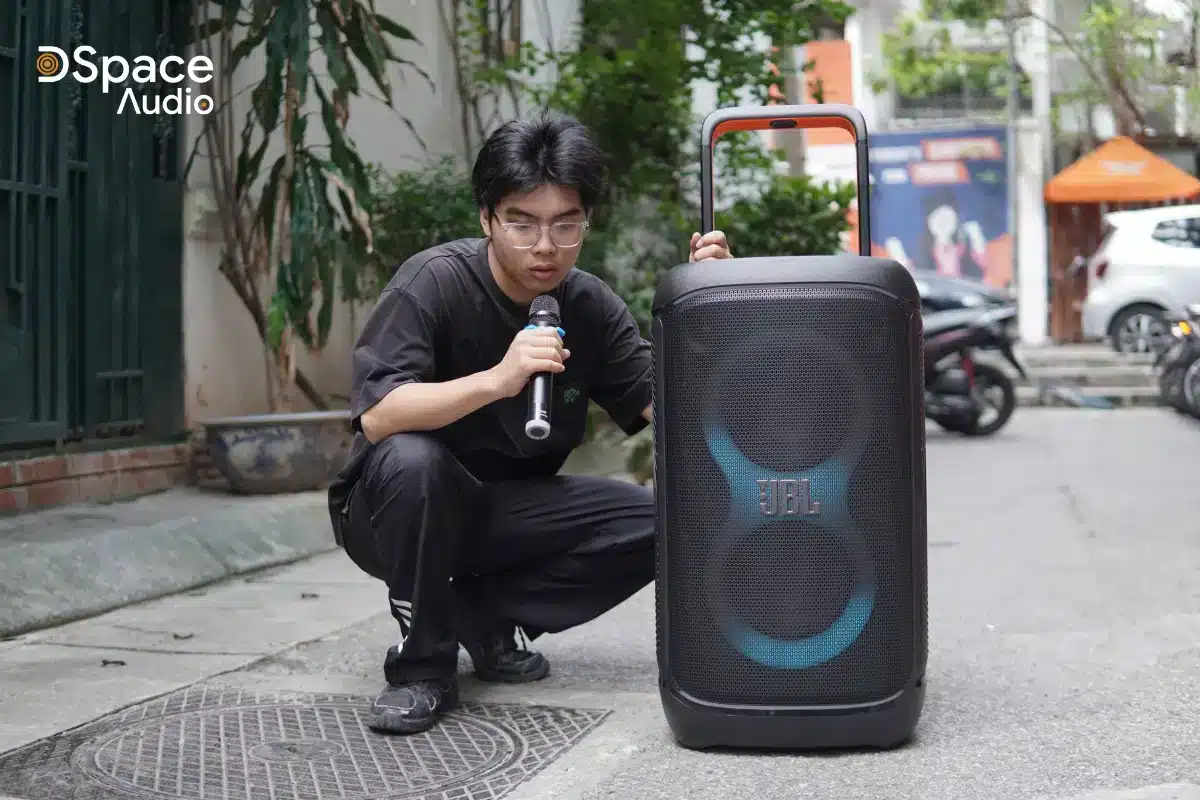 JBL PartyBox 520 hỗ trợ 2 cổng micro XLR chuyên nghiệp, cho phép kết nối micro không dây hoặc có dây, thậm chí kết nối guitar, bàn DJ.