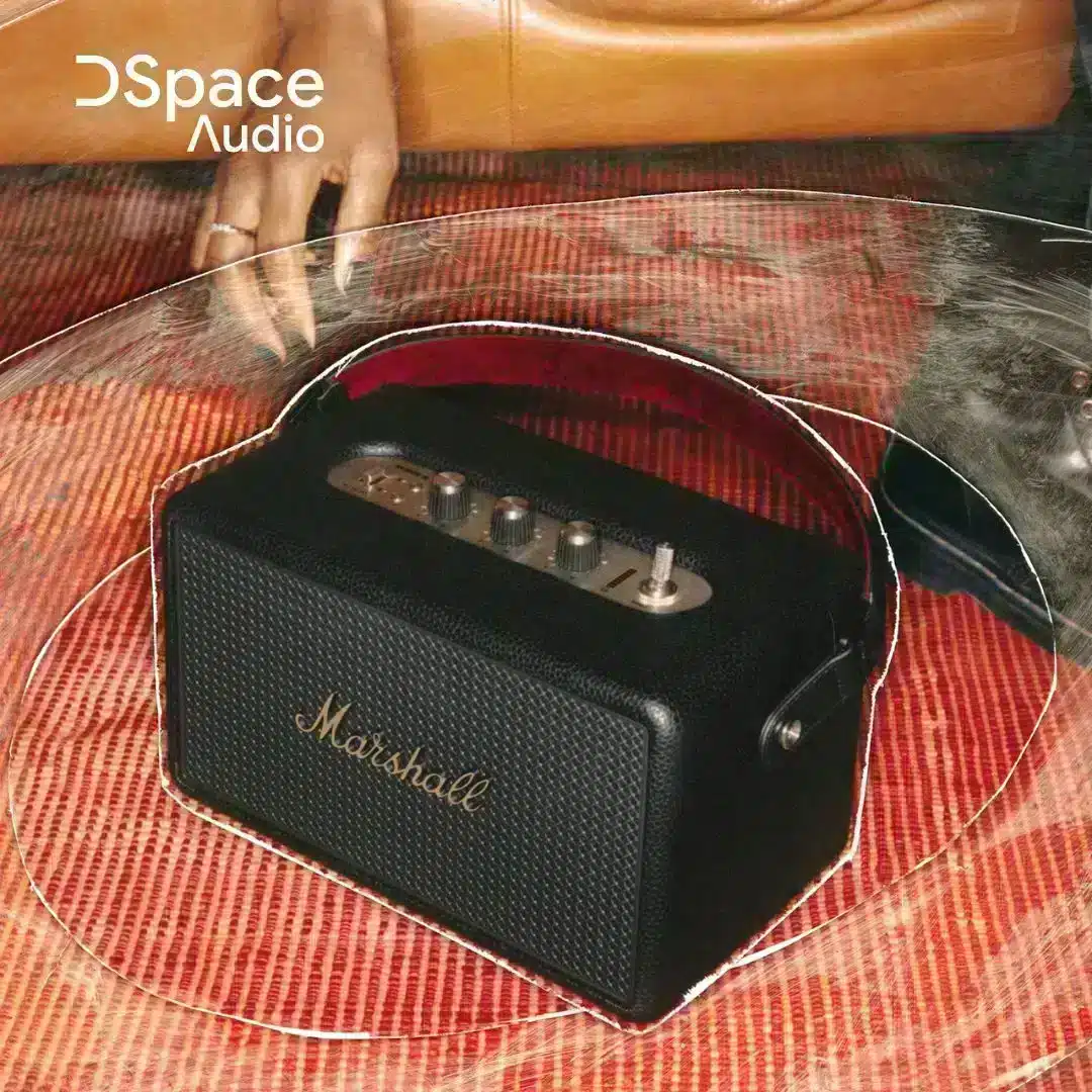 Tay cầm của Marshall Kilburn III được thiết kế dạng dây đeo mô phỏng dây đàn guitar, bên dưới được lót nhung mềm mại. Cảm giác cầm nắm rất thoải mái, không bị cấn tay dù mang theo trong thời gian dài.