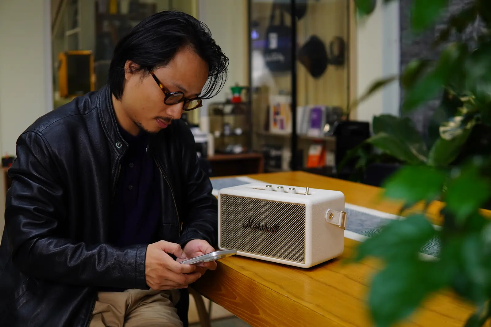Thành viên nhóm Đồng Loa trải nghiệm loa Marshall